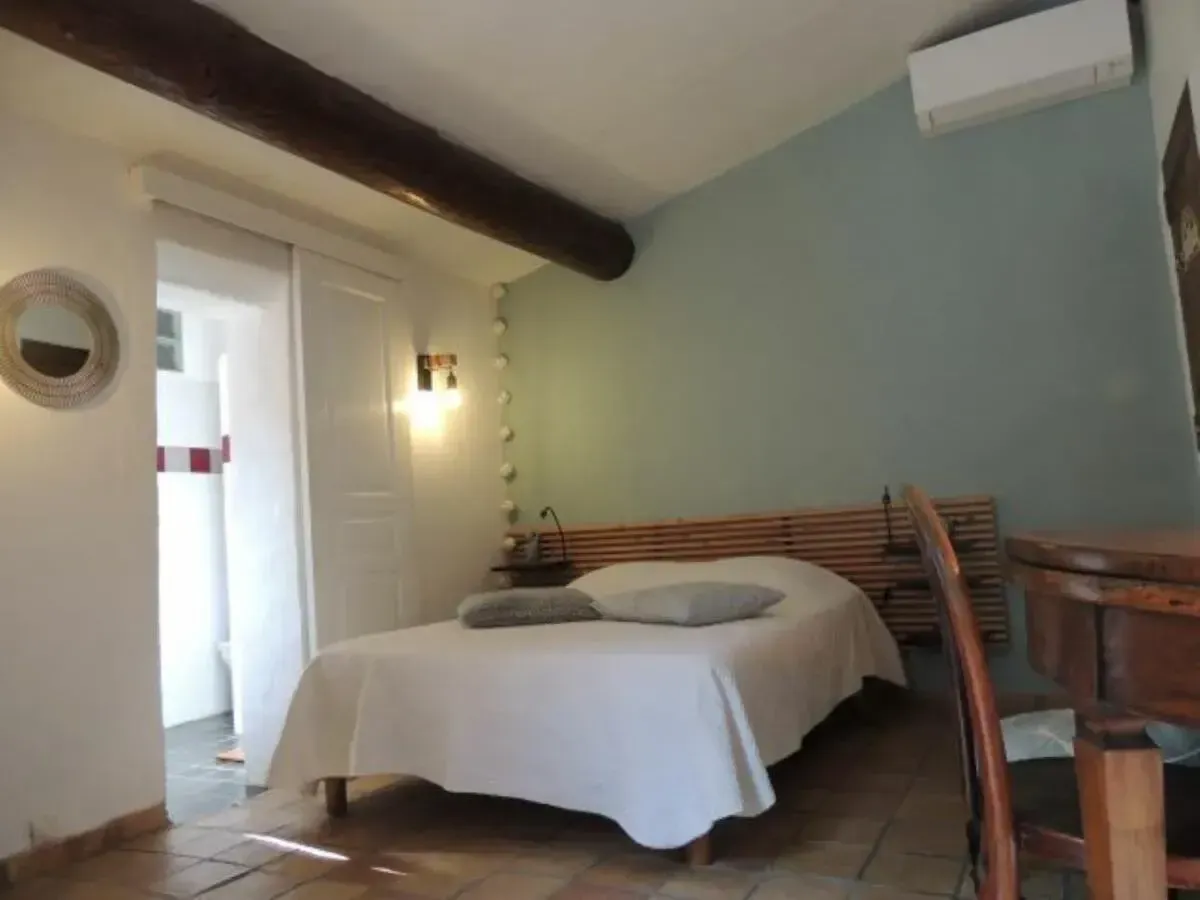 Chambre Aubergine - Suite confortable avec climatisation et salle d'eau équipée