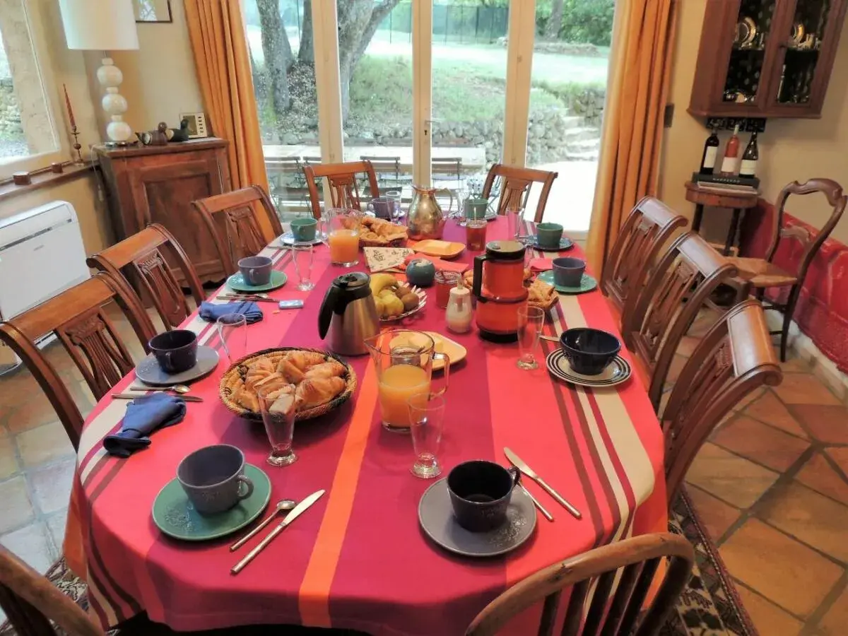 Petit-déjeuner maison aux Chênes Verts