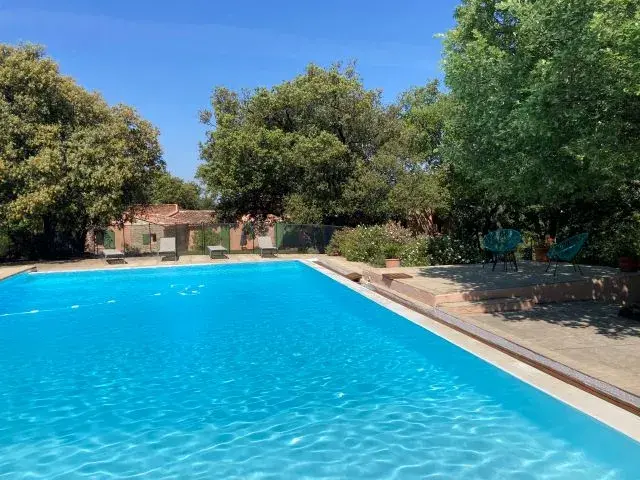 Bassin à débordement 14×7,5 m avec vue sur le Luberon